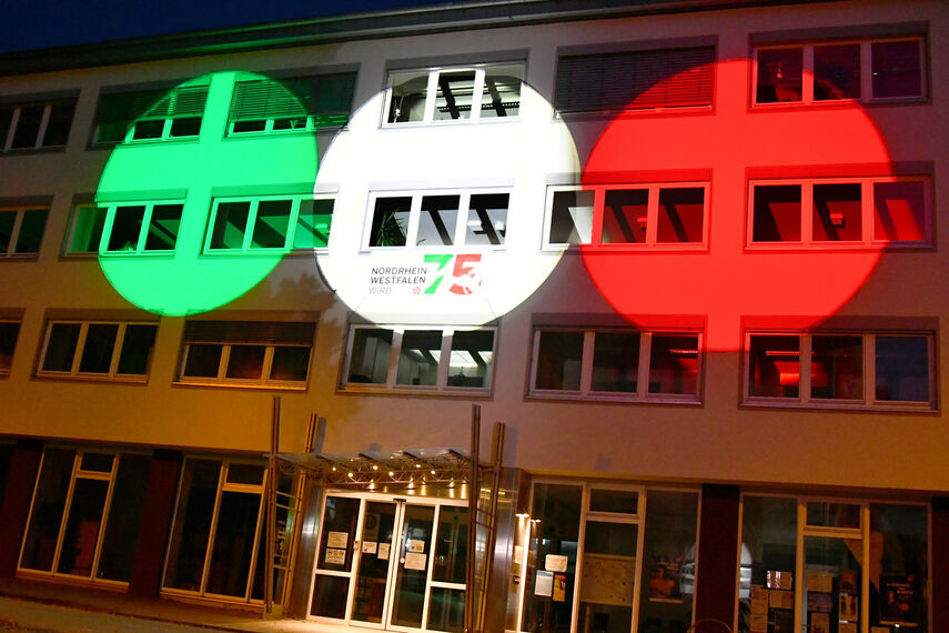 Das Kreishaus in Höxter wird mit 3 farbigen Ringen angestrahlt. Die Ringe haben die Farben des NRW-Logos: rot, grün, weiß.