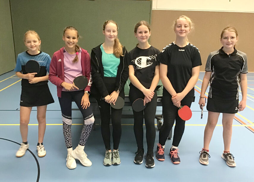 Die strahlenden Siegerinnen des Gymnasiums Brede Brakel bei den Tischtennis Schulkreismeisterschaften in der Wettkampfklasse IV.