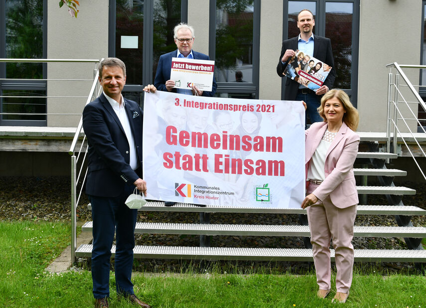 Michael Stickeln, Klaus Schumacher, Domenic Gehle und Filiz Elüstü kündigen den Integrationspreis 2021 an.