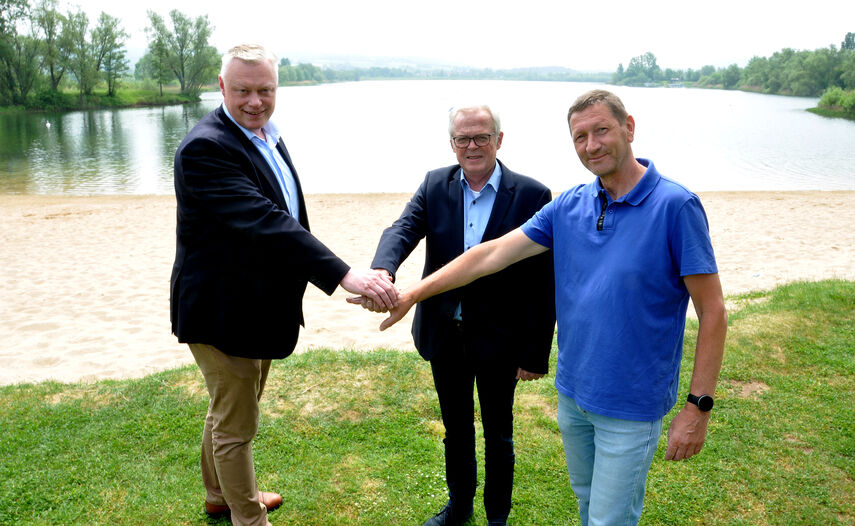 Höxters Bürgermeister Daniel Hartmann, Kreisdirektor Klaus Schumacher und Ludger Spiegelberg, stellv. Vorsitzender des Kreissportbunds.