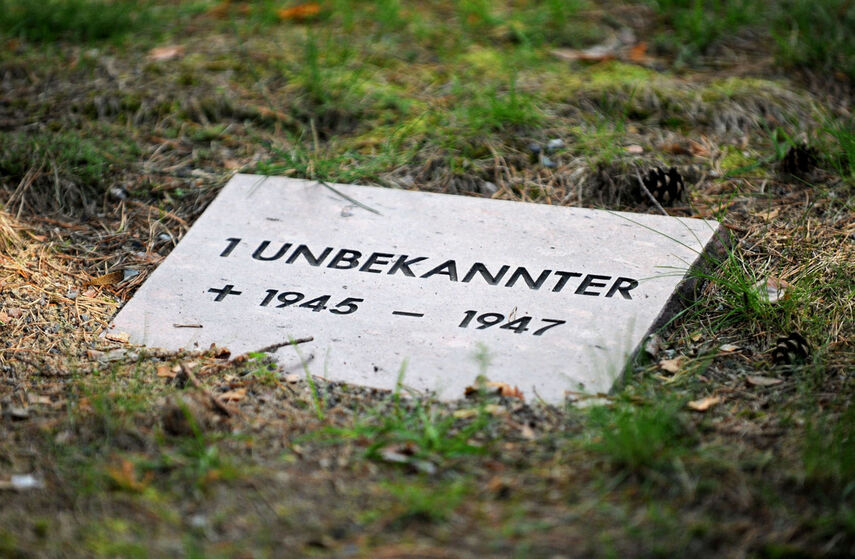 Grabstein mit der Aufschrift '1 Unbekannter 1945 - 1947'