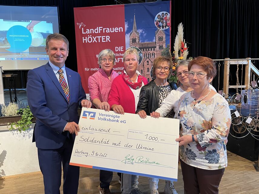 Landrat Michael Stickeln hält mit 5 Landfrauen einen symbolischen Spendencheck in Höhe von 1000 Euro in den Händen.