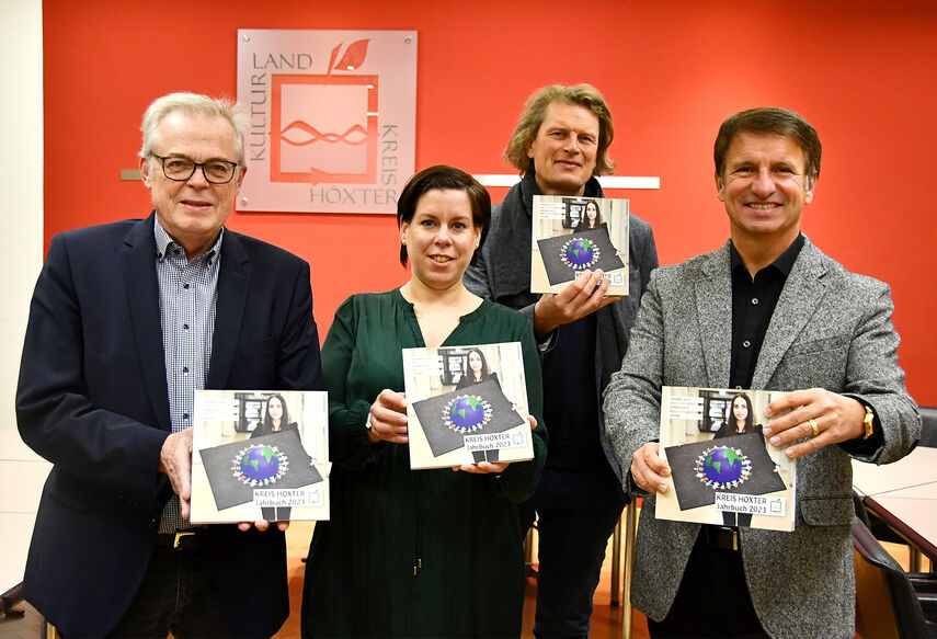 4 Personen stellen im Kreishaus Höxter das Jahrbuch 2022 vor.
