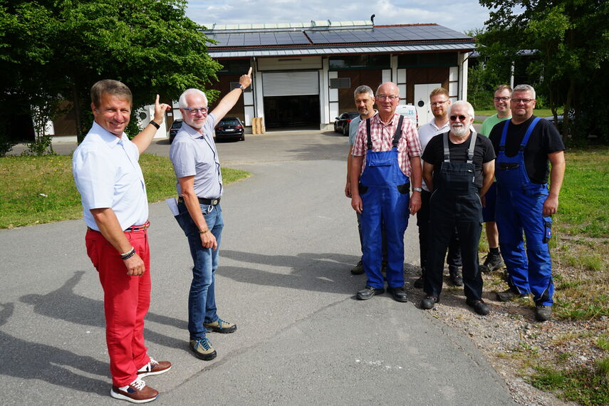 8 Personen vor der neuen Photovoltaik-Anlage in Wehrden.